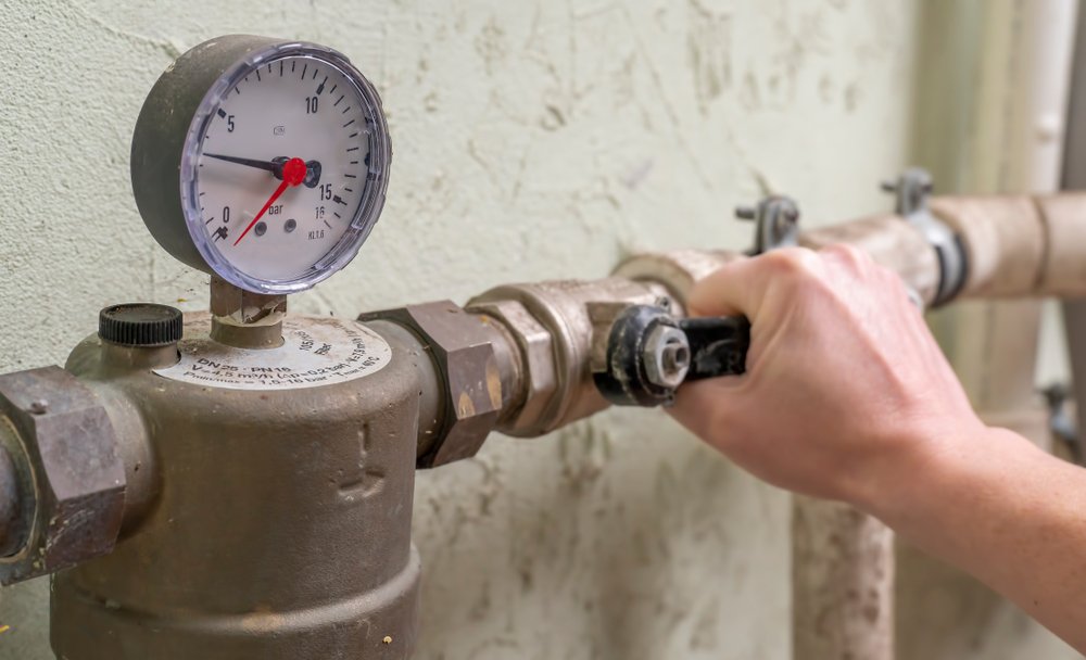 Water pressure gauge and valve adjustment in plumbing system, relevant to Great American Plumbing services in North Lauderdale.